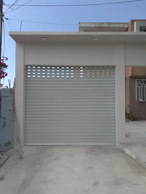 Cortina de acero gris con sección perforada
